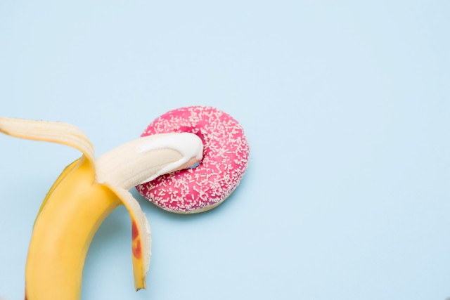 -still-life-banana-dessert-donut-hot-kiss-sex-erotic-penis